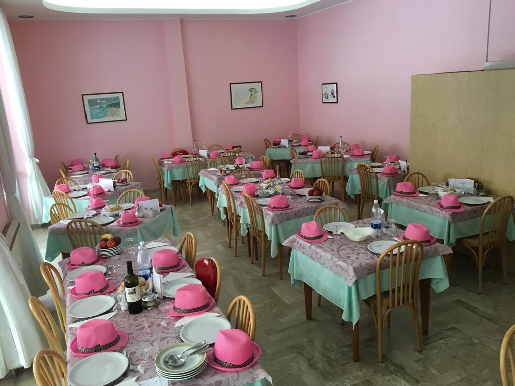 Hotel Nuovo Fiore Католика Екстериор снимка