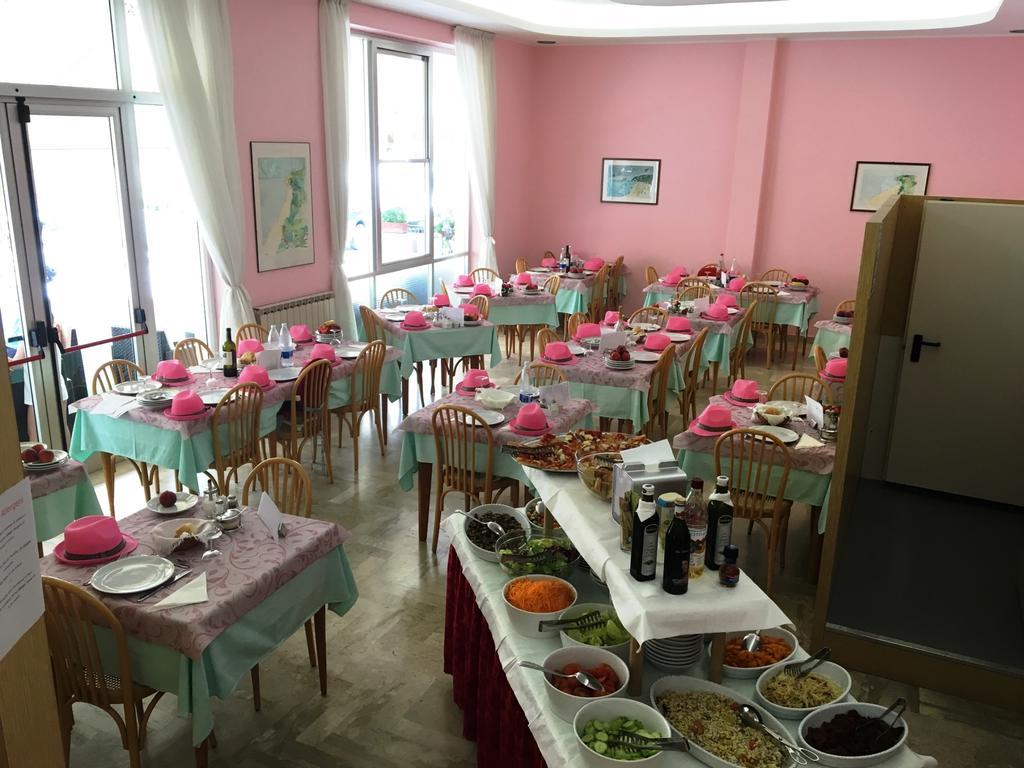 Hotel Nuovo Fiore Католика Екстериор снимка