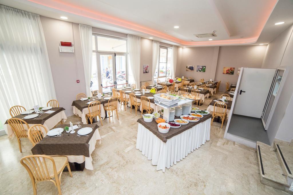 Hotel Nuovo Fiore Католика Екстериор снимка