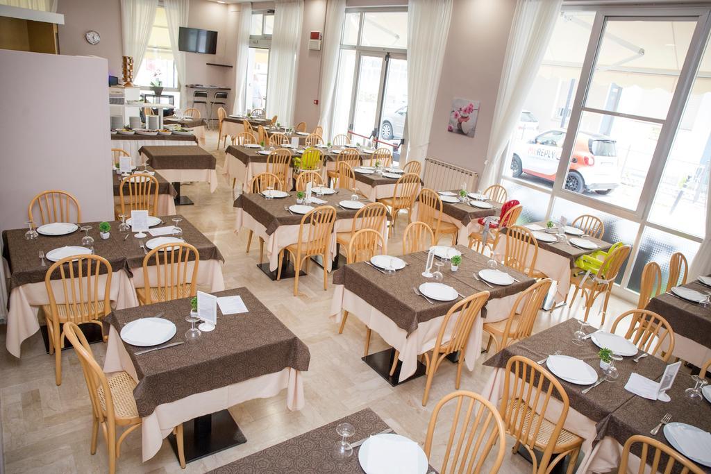 Hotel Nuovo Fiore Католика Екстериор снимка