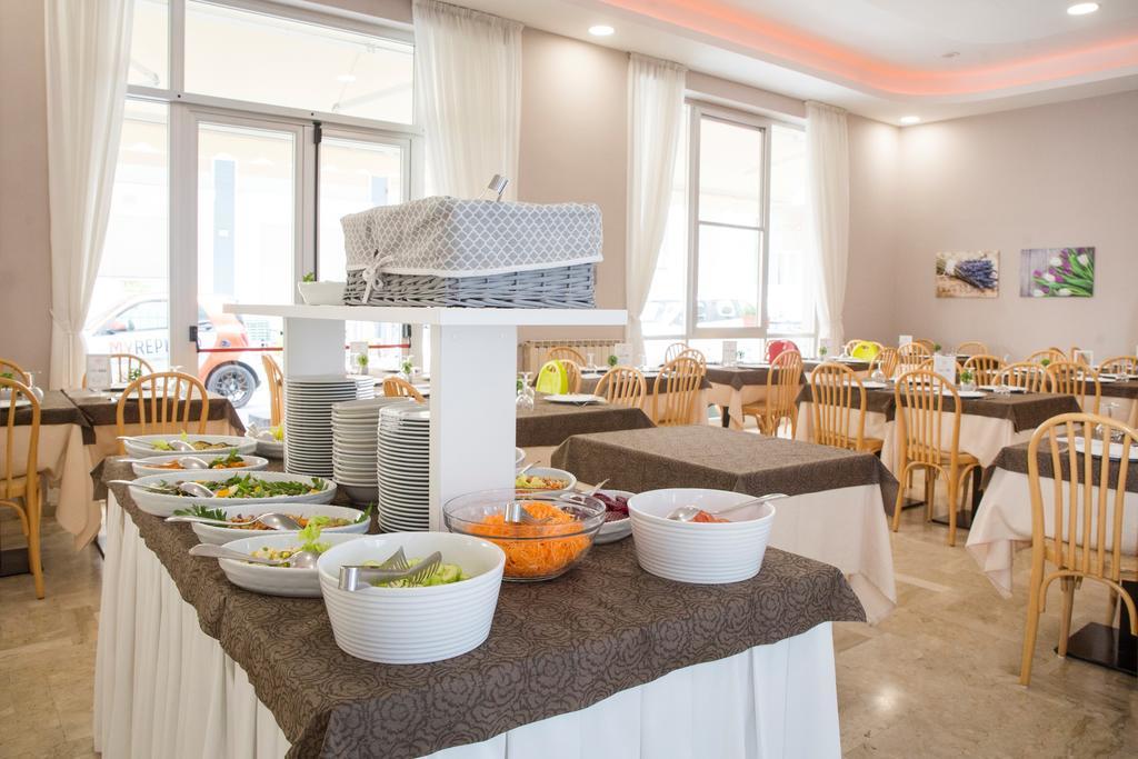 Hotel Nuovo Fiore Католика Екстериор снимка