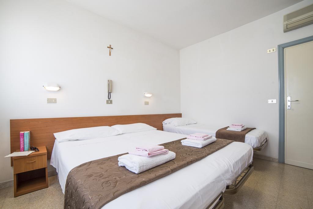 Hotel Nuovo Fiore Католика Екстериор снимка