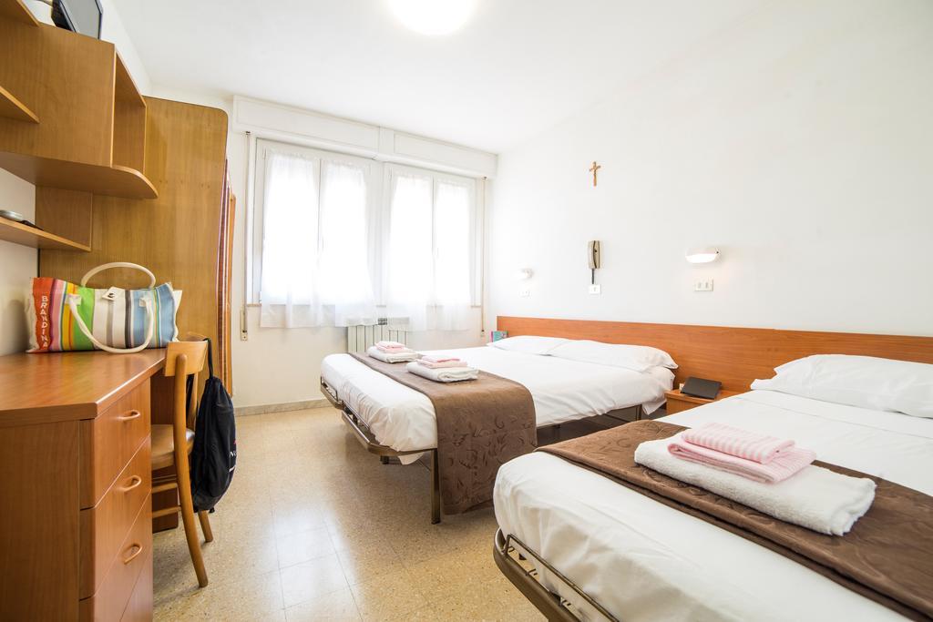 Hotel Nuovo Fiore Католика Екстериор снимка