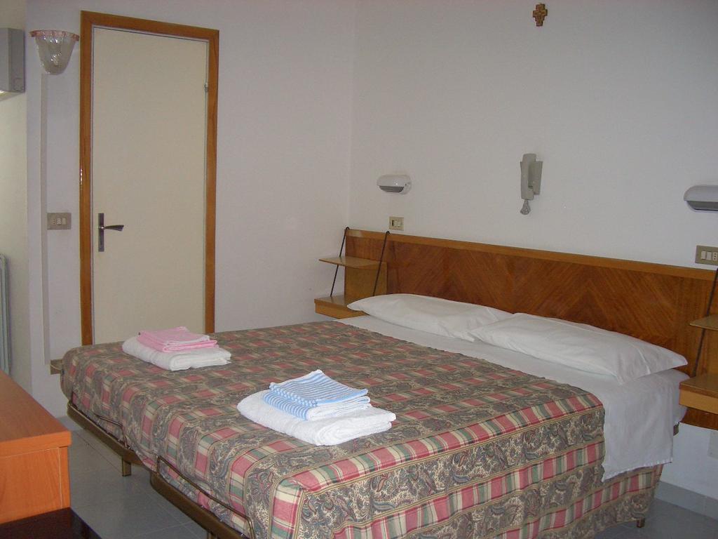 Hotel Nuovo Fiore Католика Стая снимка