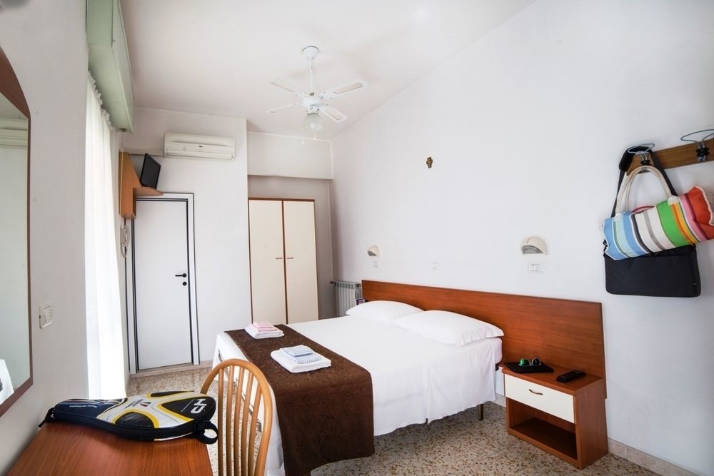 Hotel Nuovo Fiore Католика Екстериор снимка